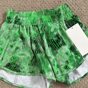 Lululemon Seawheeze reflective tracker 4 inch shorts size 6
